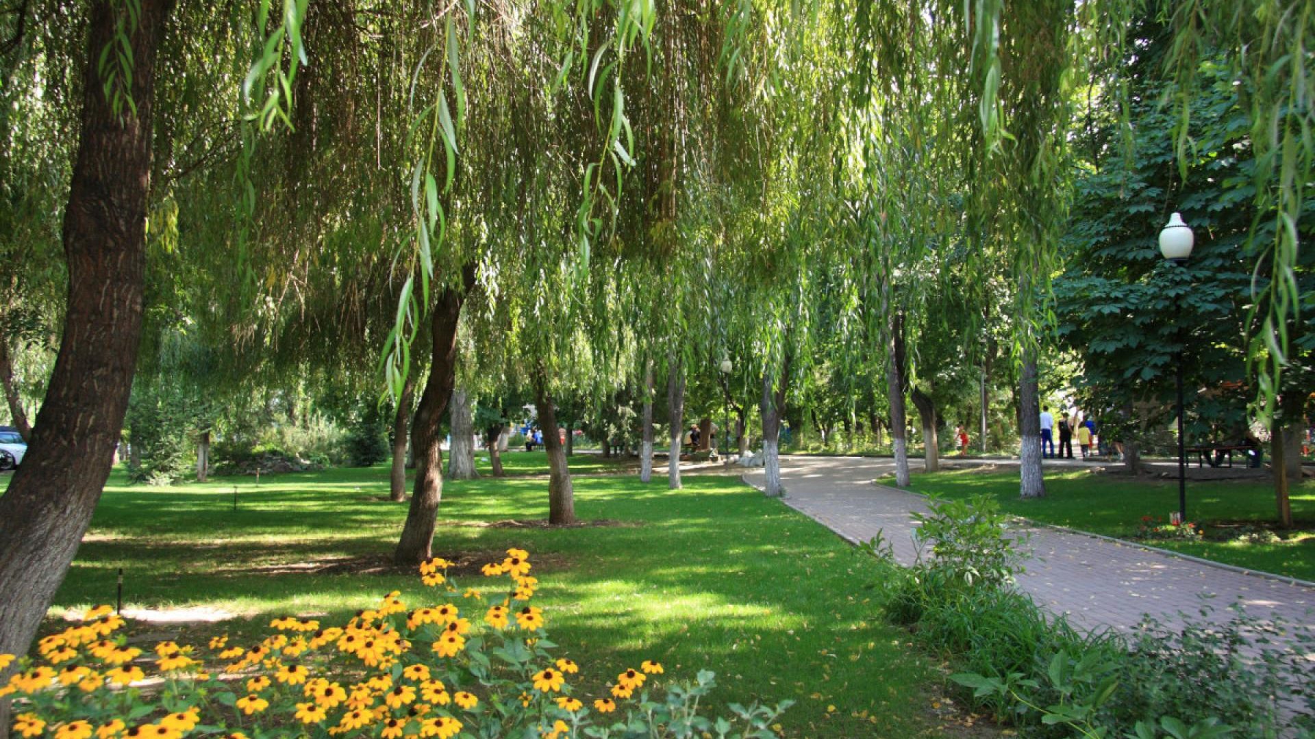 Parks, squares, walkways that Almaty residents rarely show tourists