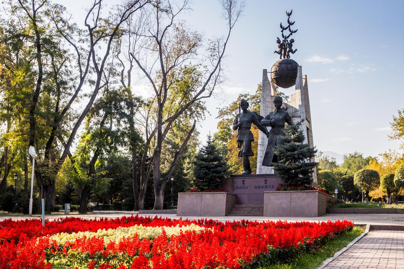 Памятник А.Н. Молдагуловой и М.Ж. Маметовой