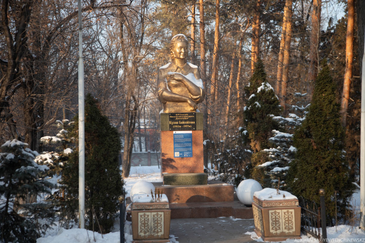 Памятник Куляш Байсеитовой