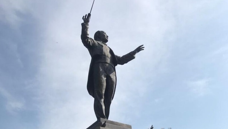 Памятник Нургисе Тлендиеву