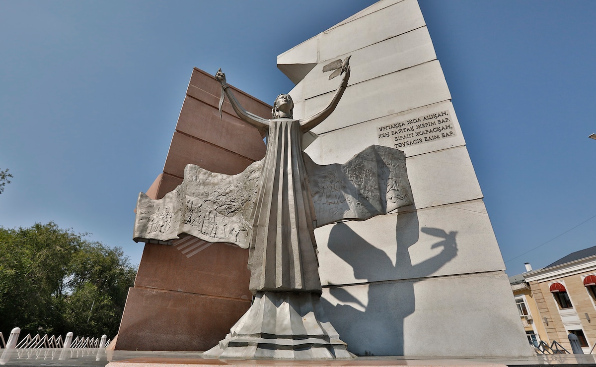 Памятник «Тәуелсіздік таңы»