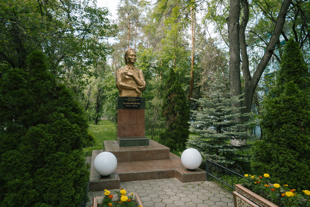 Памятник Куляш Байсеитовой