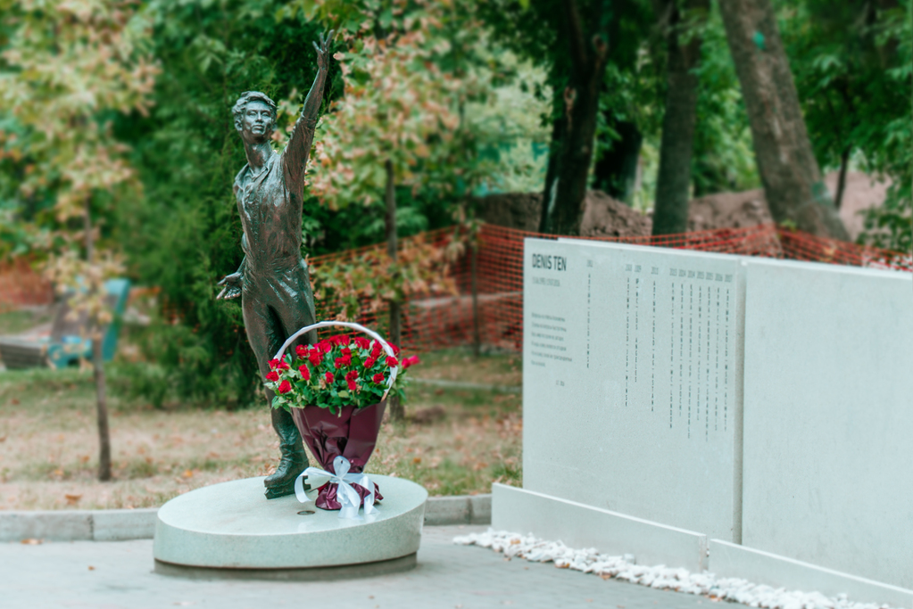 Памятник Денису Тену