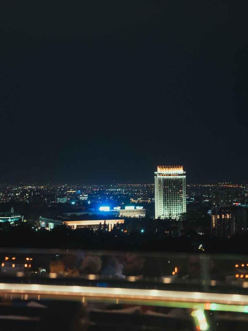 городской пейзаж с гостиницей Казахстан