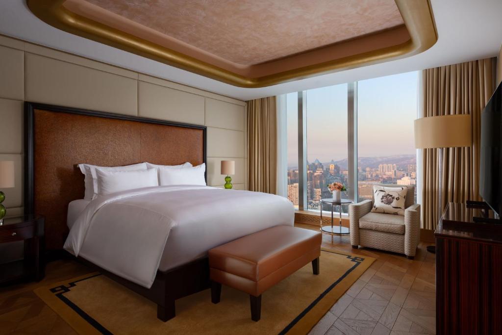 THE RITZ-CARLTON