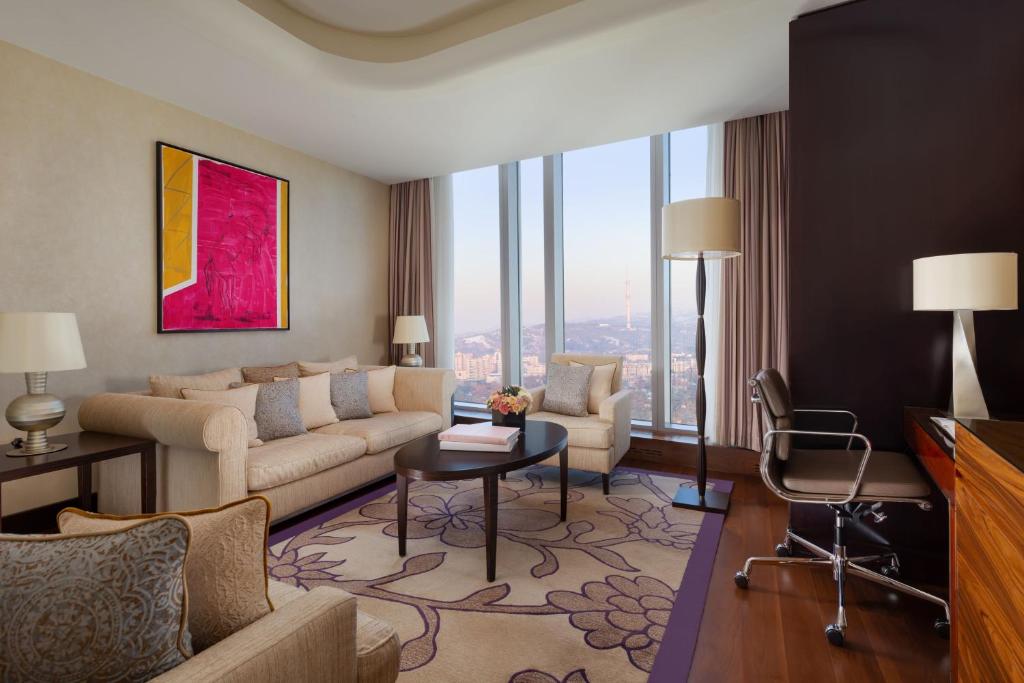 THE RITZ-CARLTON