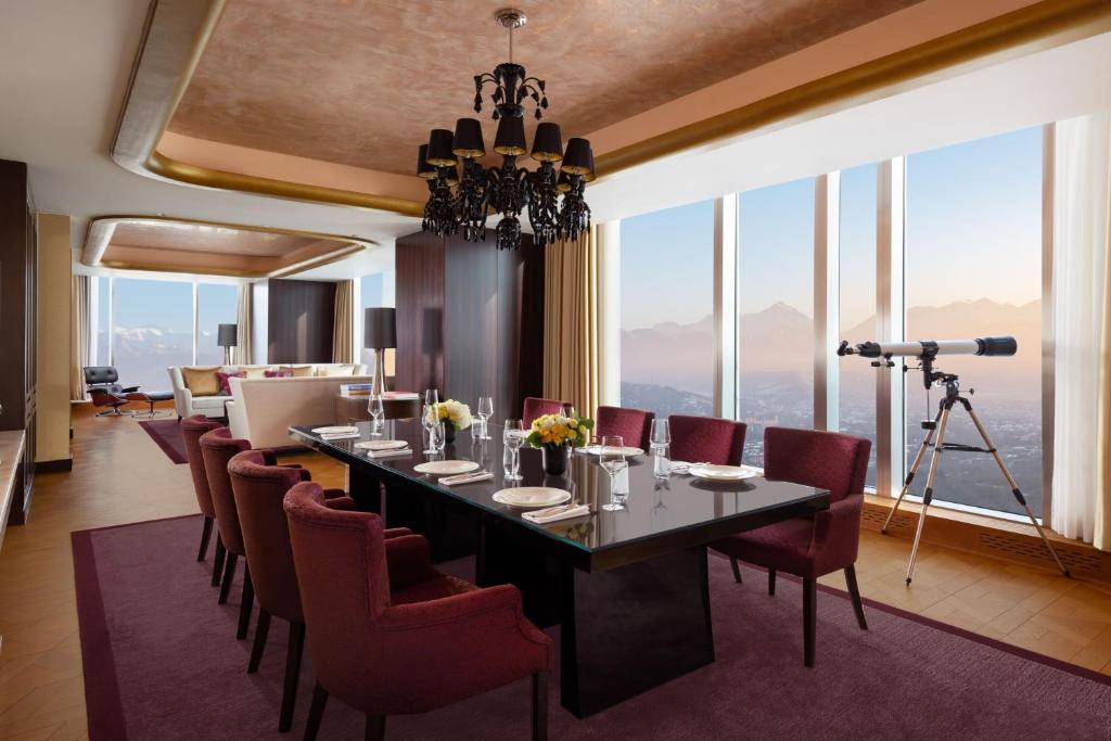 THE RITZ-CARLTON