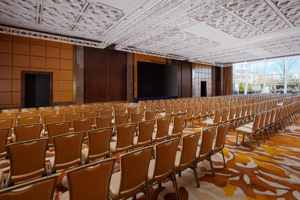 THE RITZ-CARLTON