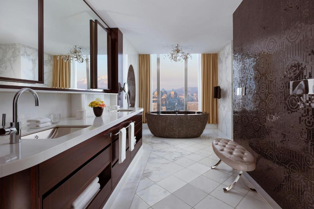 THE RITZ-CARLTON