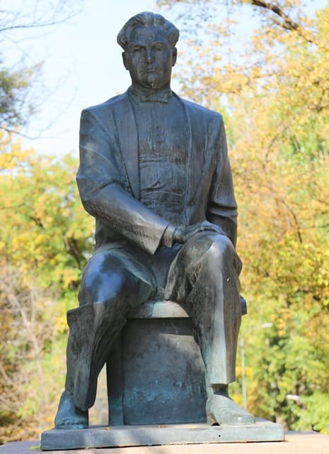 Памятник Мукану Толебаеву