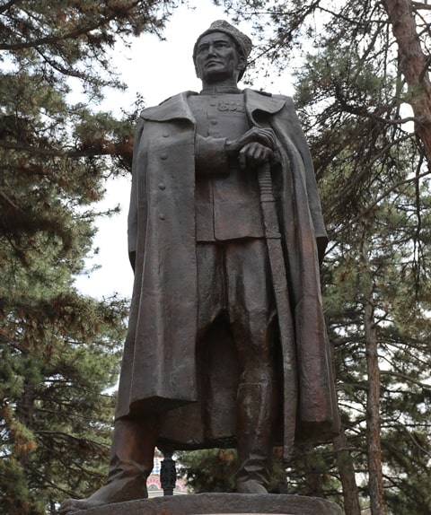 Памятник Бауыржану Момышулы