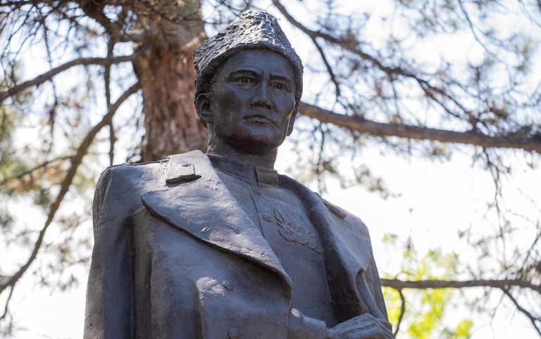 Памятник Бауыржану Момышулы