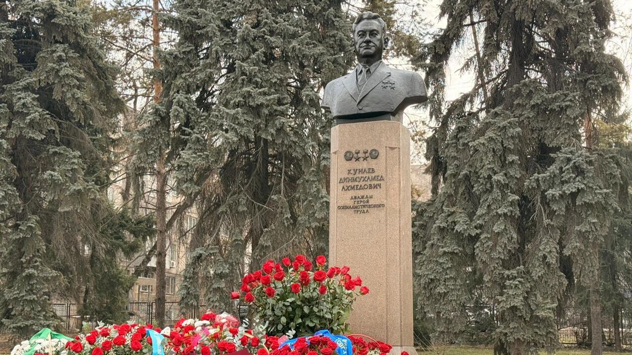Памятник Д.А.Кунаеву