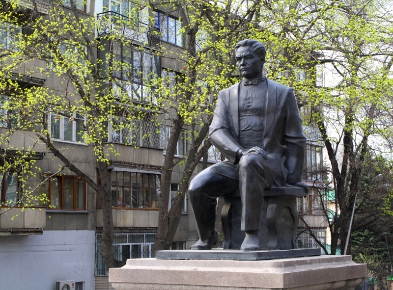 Памятник Мукану Тулебаеву