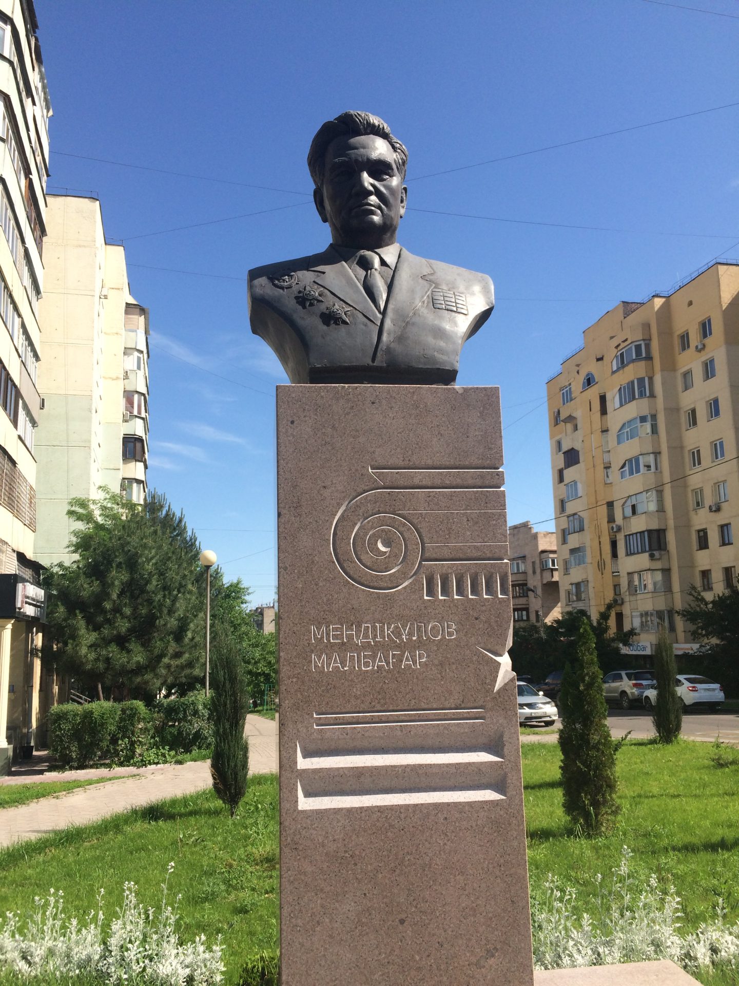 Памятник М.М.Мендикулову