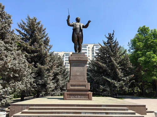Памятник Н.Тлендиеву