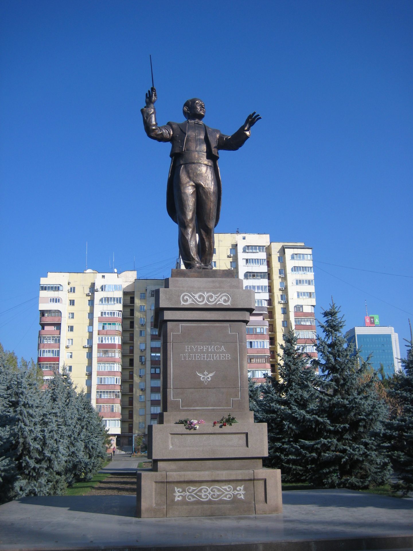 Памятник Н.Тлендиеву