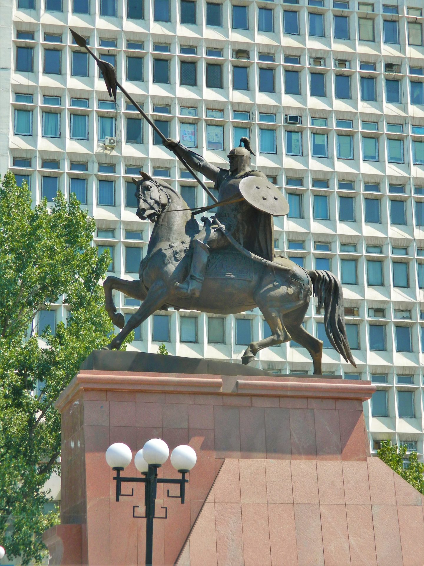 Памятник Райымбек Батыру