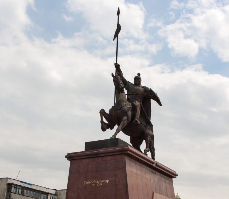 Памятник Райымбек Батыру