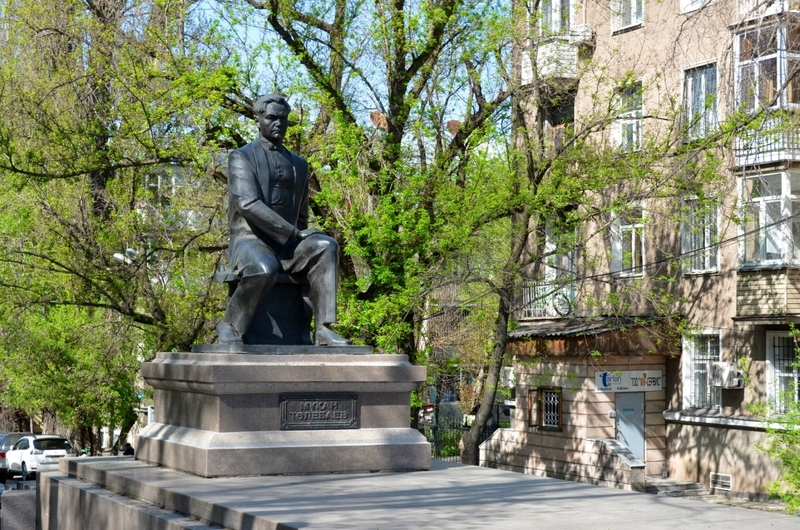 Памятник Мукану Тулебаеву