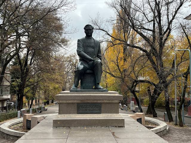 Памятник Мукану Толебаеву