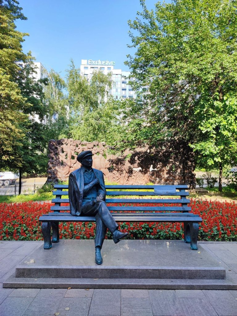 Памятник Шамши Калдаякову