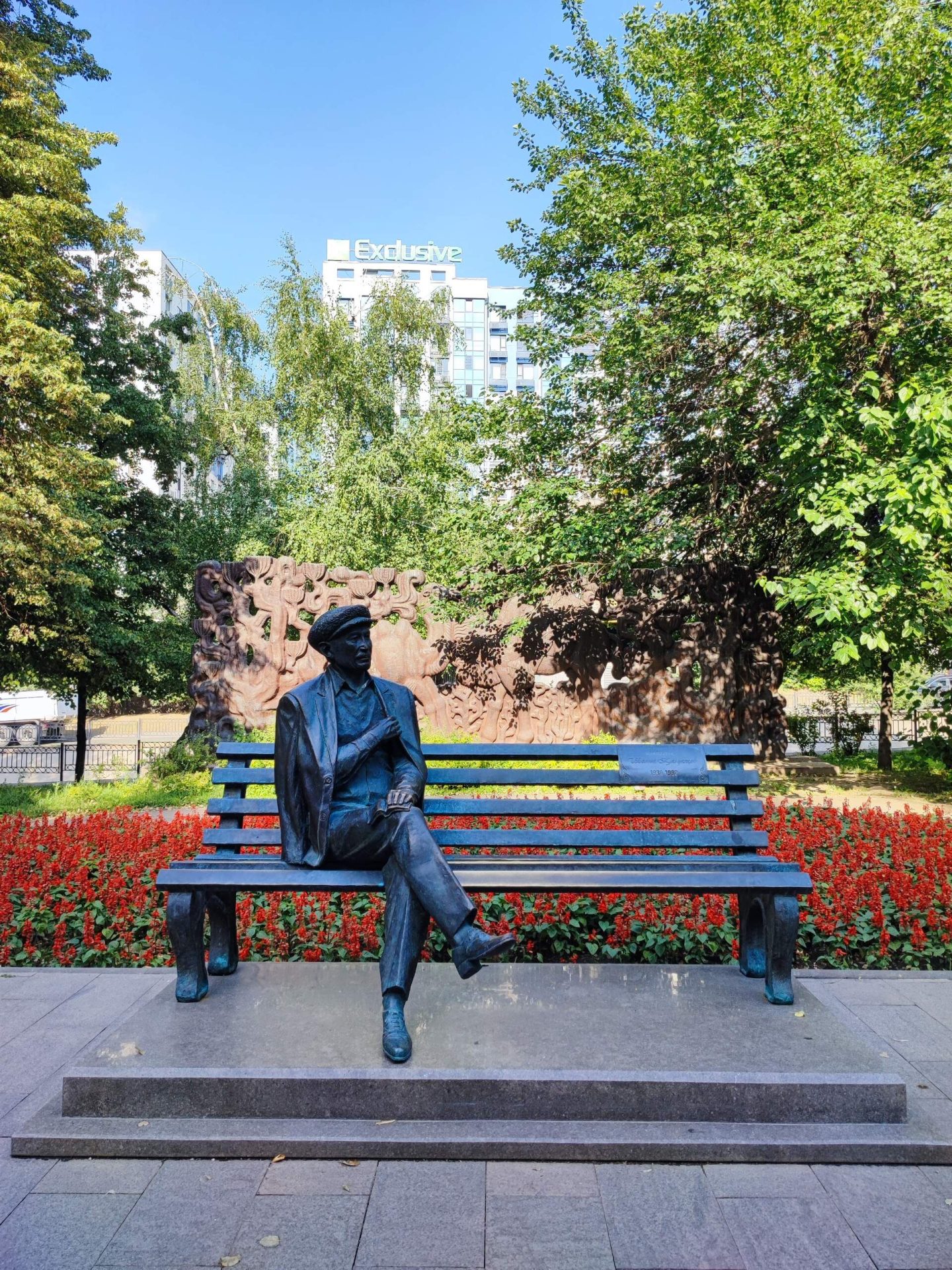 Памятник Шамши Калдаякову