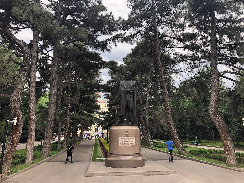 Памятник Бауыржану Момышулы