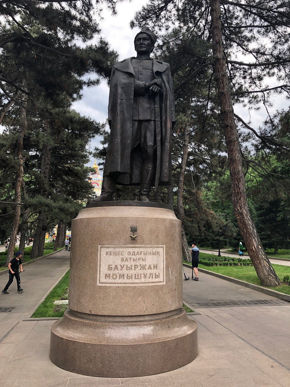 Памятник Бауыржану Момышулы