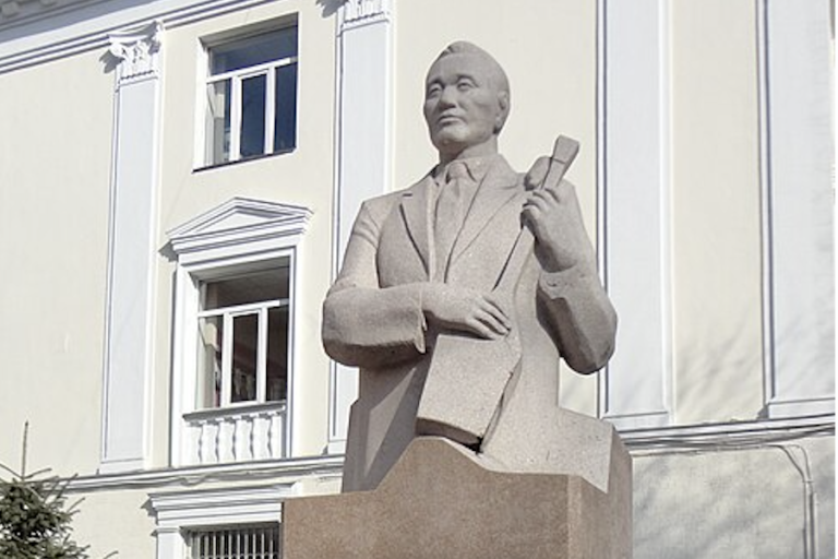 Памятник Жусупбеку Елебекову