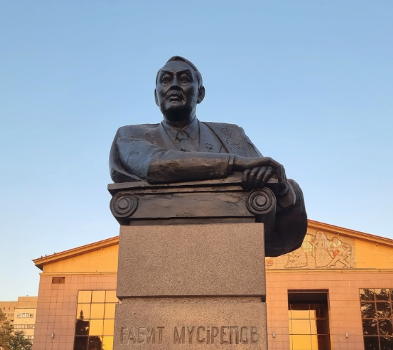 Памятник Габиту Мусрепову