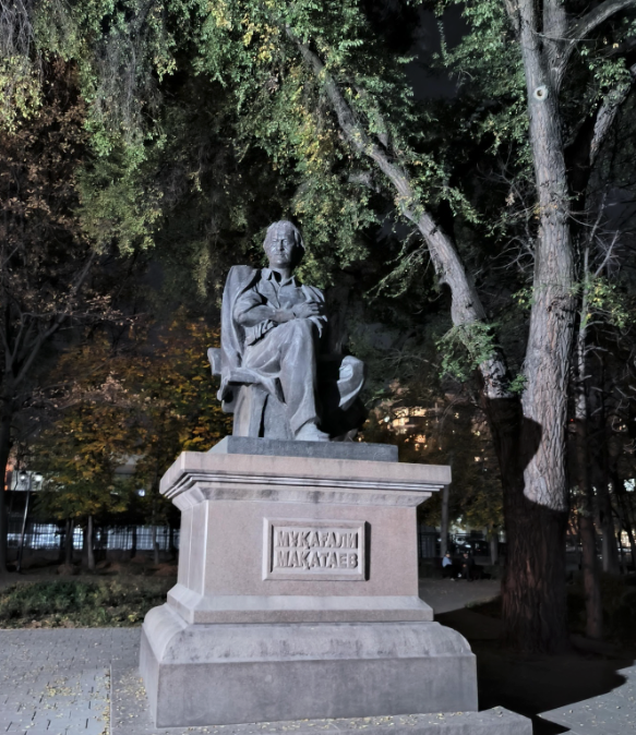 Памятник Мукагали Макатаева