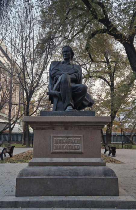 Памятник Мукагали Макатаева