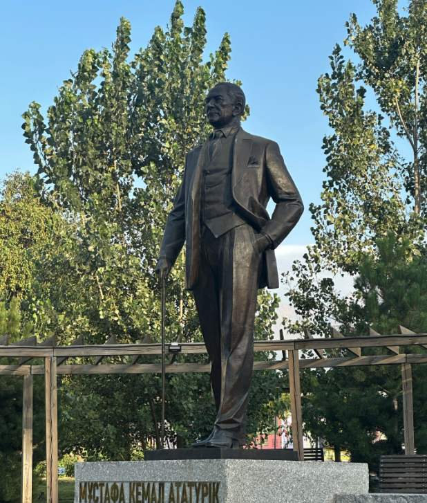 Памятник Мустафе Ататюрку