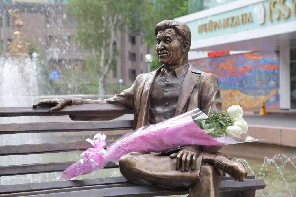 Памятник Шакену Айманову