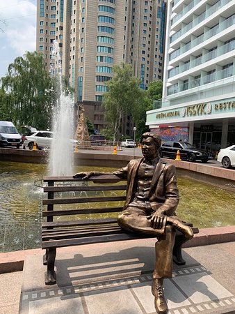 Памятник Шакену Айманову